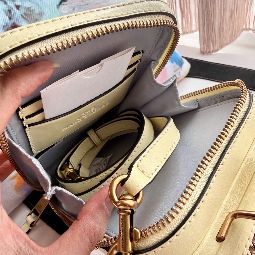 Marc Jacobs Beige Crossbody Bag with Gold Chain - Picture 11 of 12